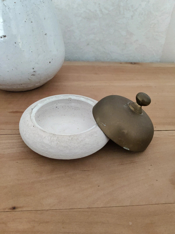 Cloche en pierre et laiton