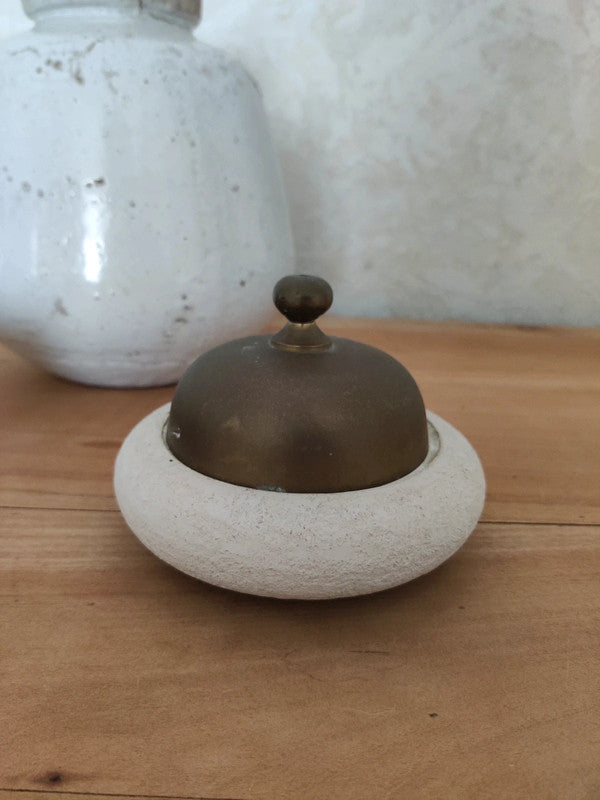 Cloche en pierre et laiton